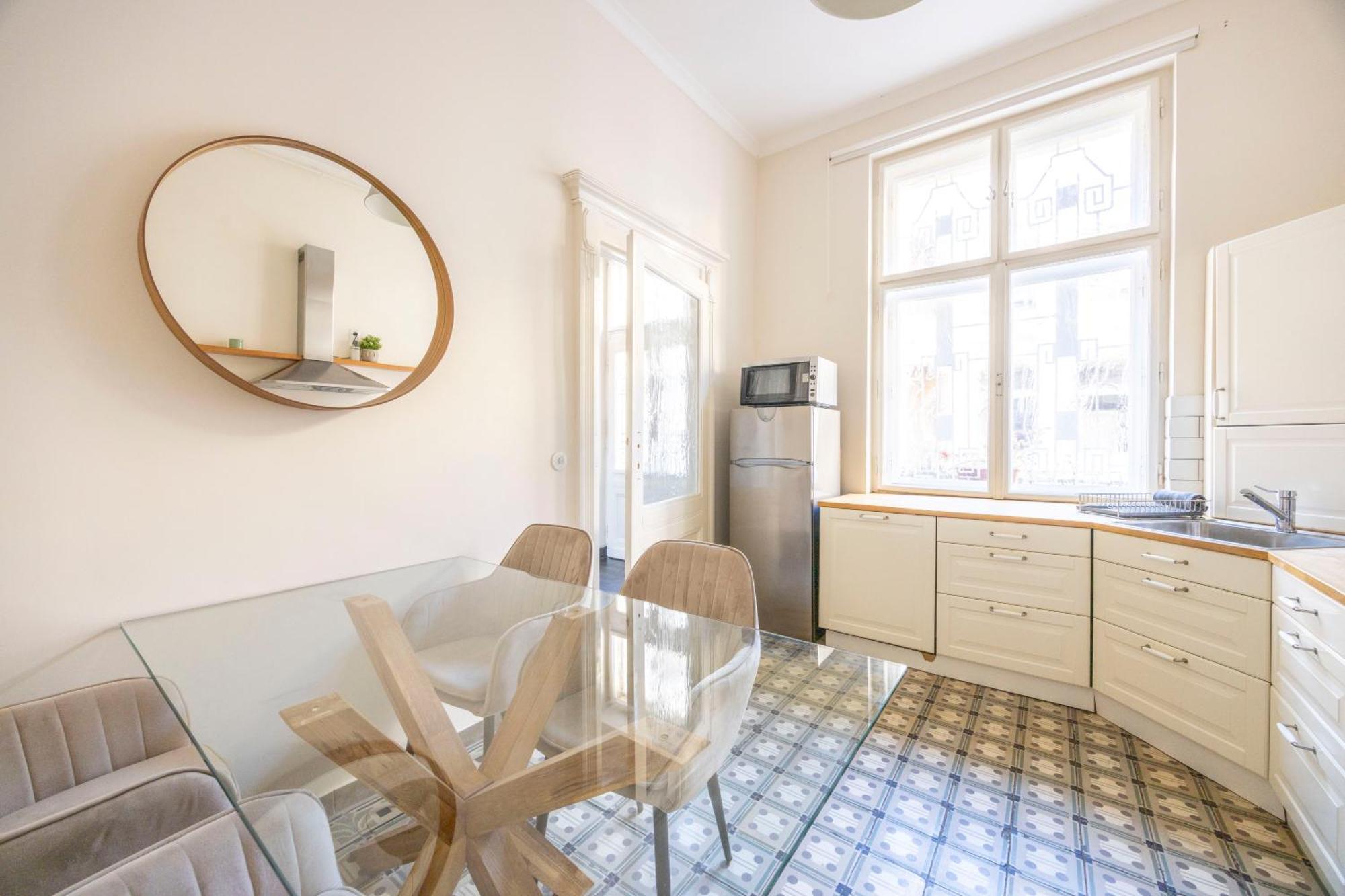 Apartment Exclusive & Cozy W' Balcony