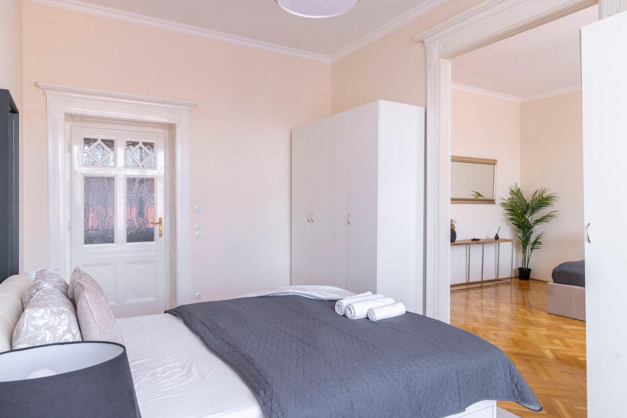 Exclusive & Cozy W' Balcony Apartment *